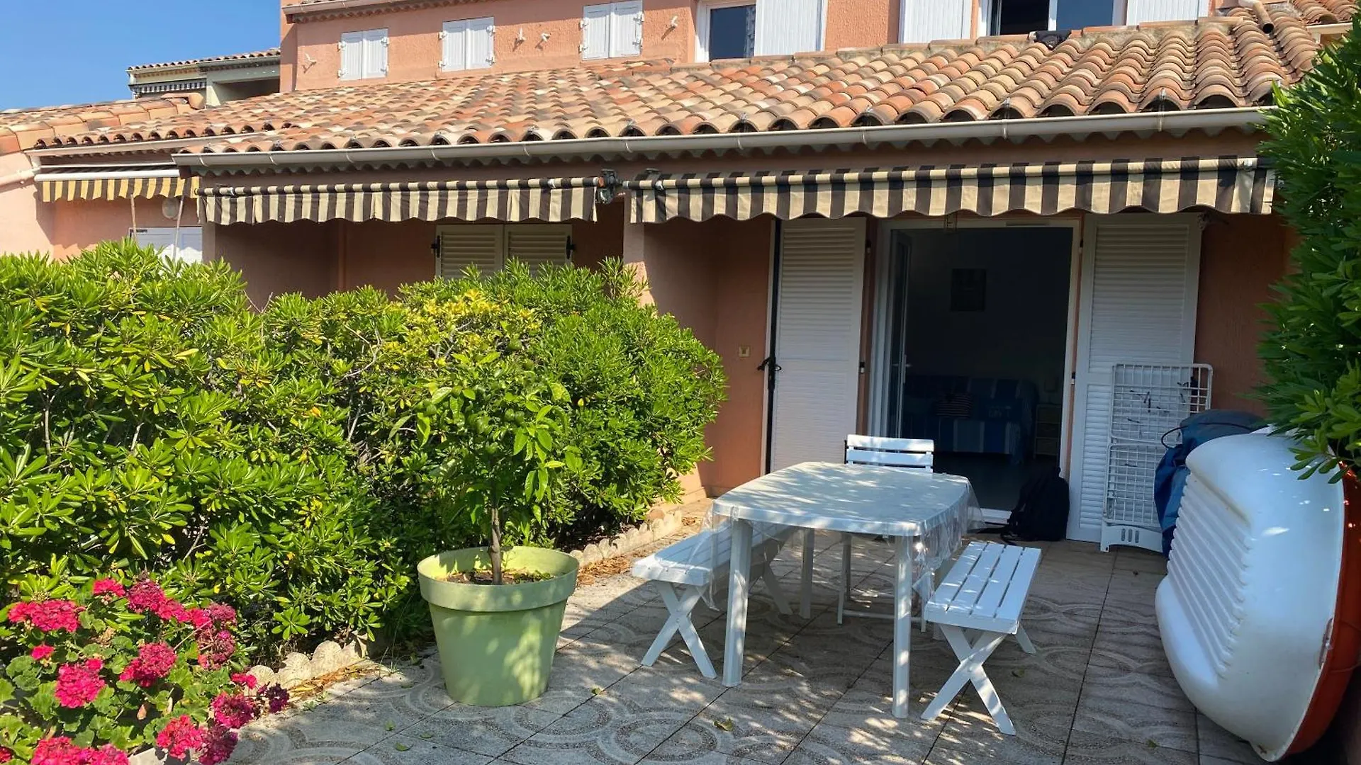 Giens Peninsula Seaside Villa: Private Garden, Pool, and Beach Access Hyeres France