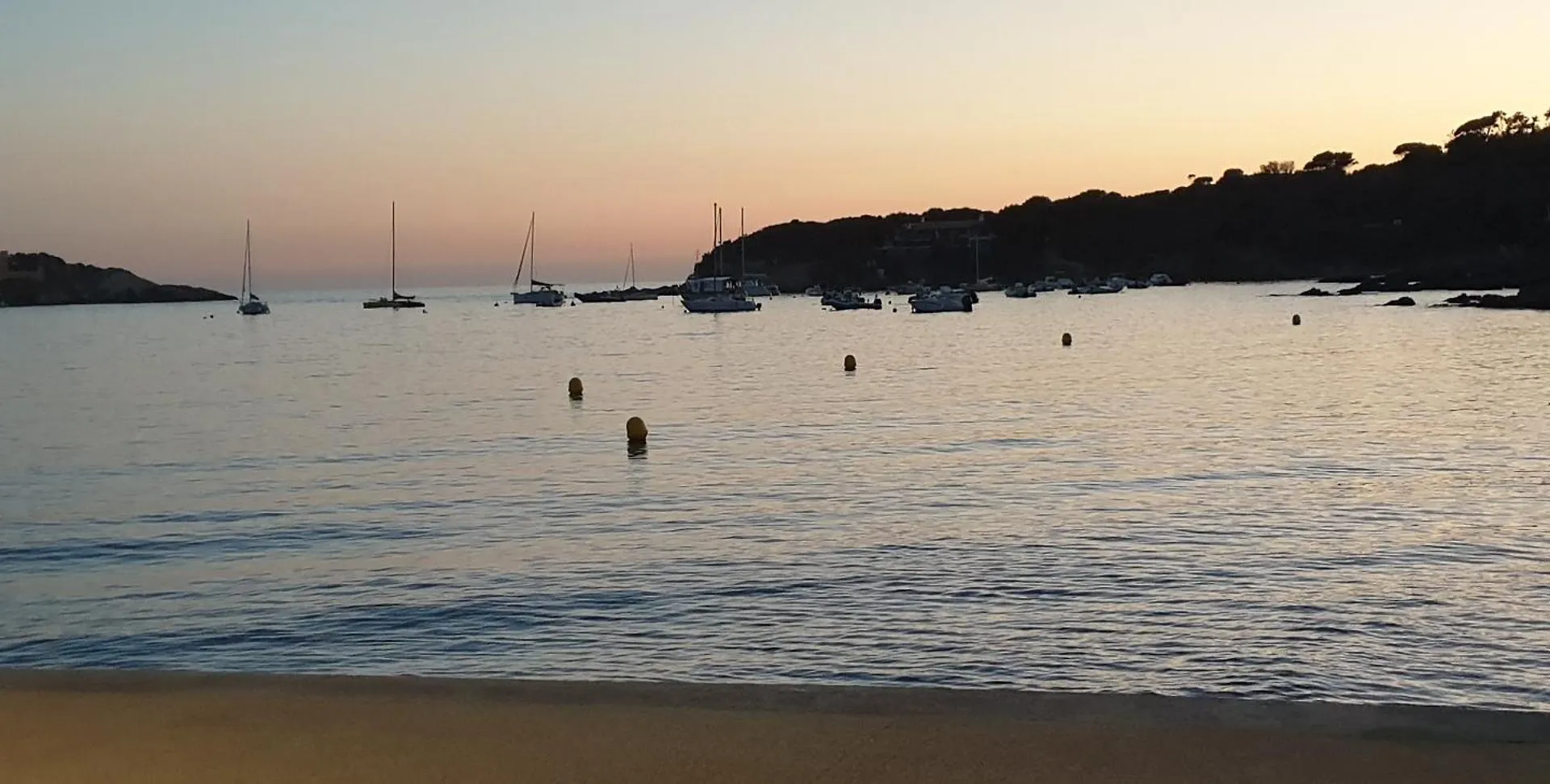 Giens Peninsula Seaside Villa: Private Garden, Pool, and Beach Access Hyeres France